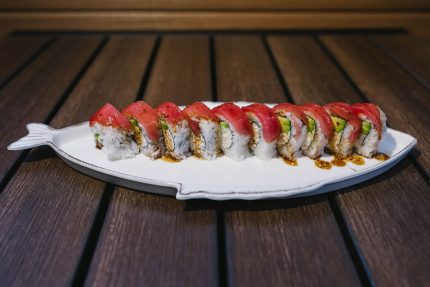 Inside: crab, cucumber and avocado
Outside: fresh tuna drizzled with Ichi sauce