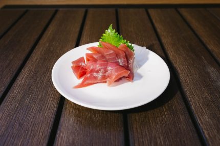 Sashimi comes with 7 pcs.